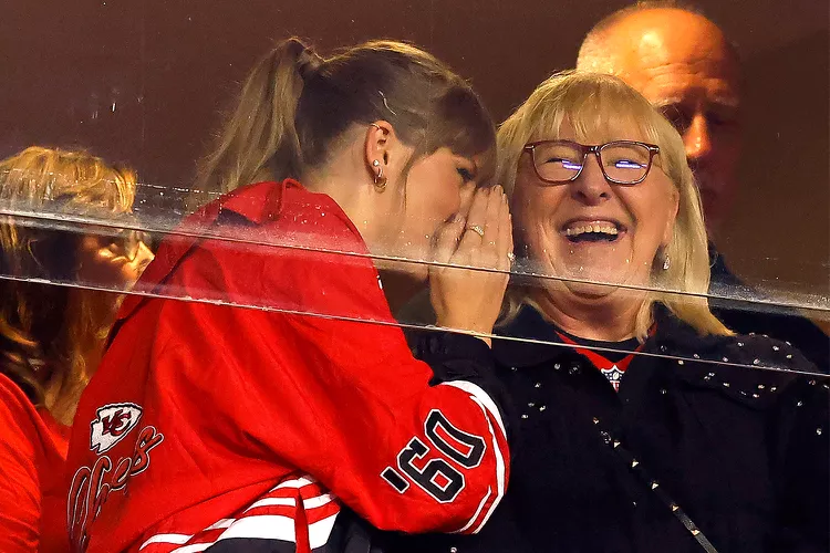 The BIG MOMENT Taylor Swift's with Travis Kelce's family,she has been ...
