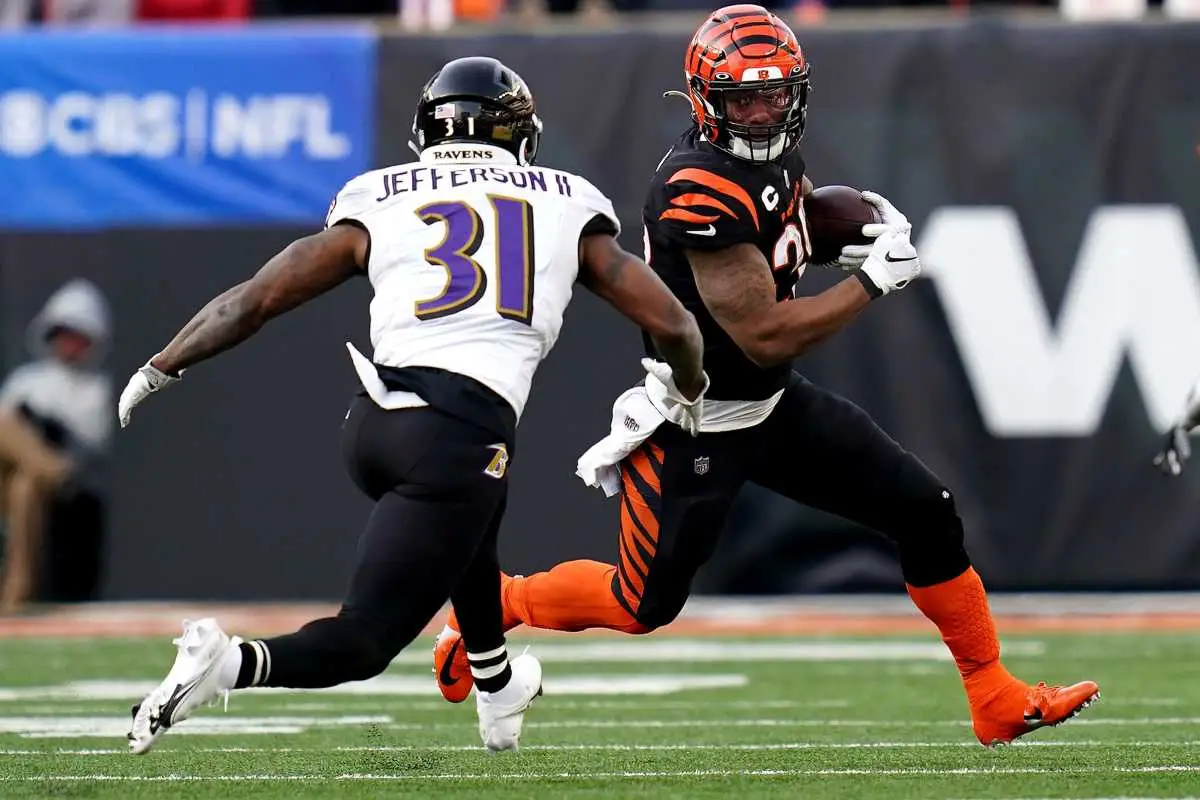 Cincinnati Bengals running back Joe Mixon (28) carries the ball in the third quarter as Baltimore Ravens safety Tony Jefferson (31) defends during a Week 16 NFL game, Sunday, Dec. 26, 2021, at Paul Brown Stadium in Cincinnati. The Cincinnati Bengals defeated the Baltimore Ravens, 41-21. Baltimore Ravens At Cincinnati Bengals Dec 26