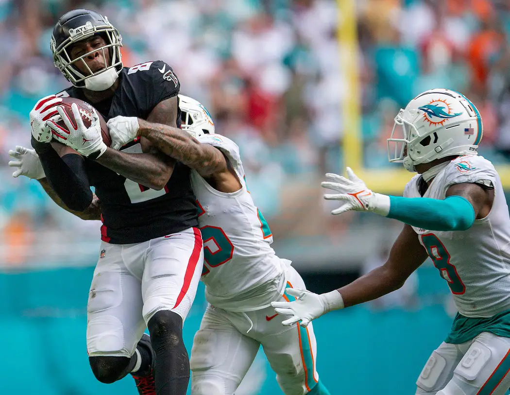 Atlanta Falcons tight end Kyle Pitts (8), makes a catch over Miami Dolphins cornerback Xavien Howard (25), late in the fourth quarter against the Miami Dolphins during NFL game at Hard Rock Stadium Sunday in Miami Gardens. © BILL INGRAM /THE PALM BEACH POST / USA TODAY NETWORK