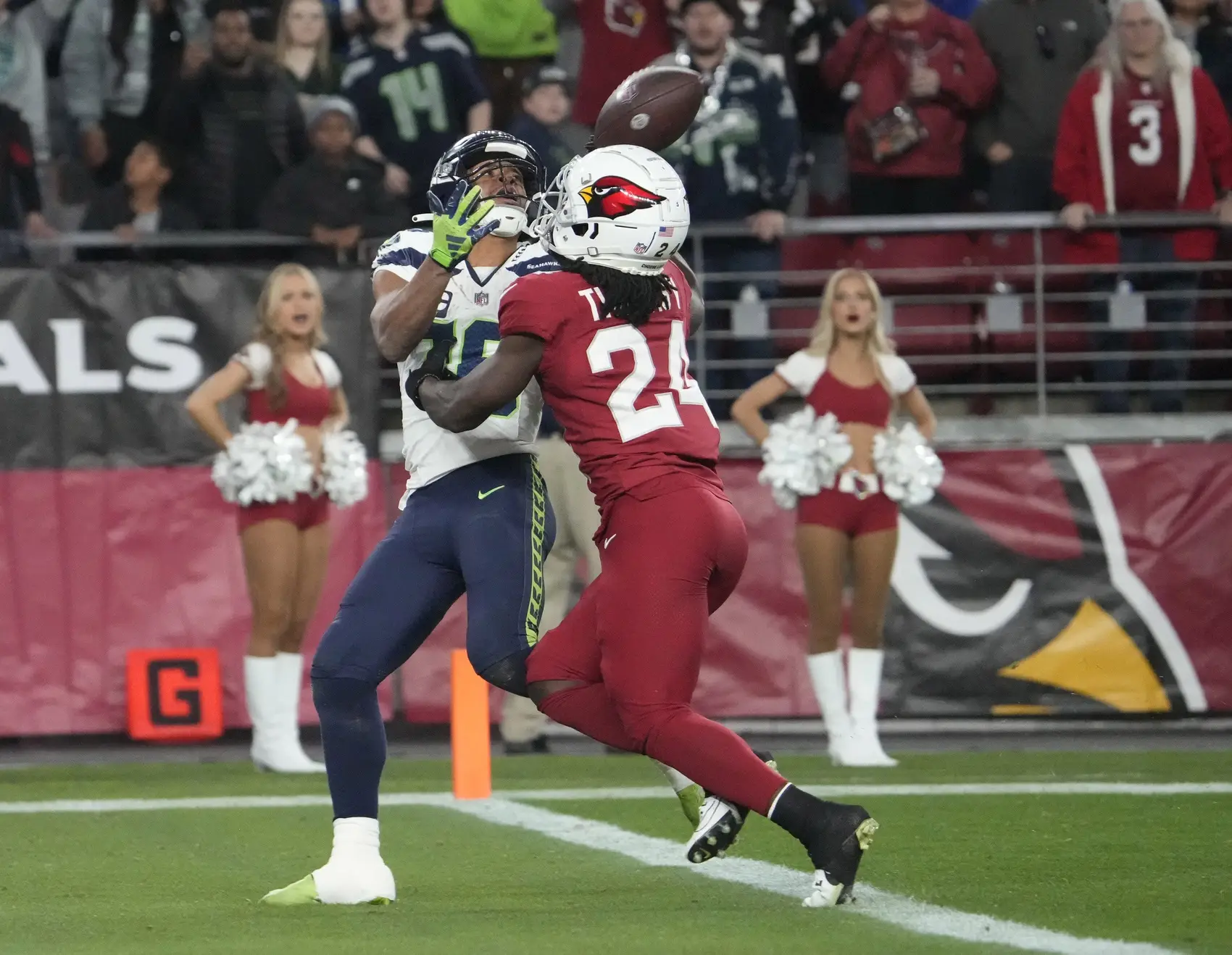 Seattle Seahawks wide receiver Tyler Lockett (16) catches a touchdown catch against Arizona Cardinals cornerback Starling Thomas V (24) during the fourth quarter at State Farm Stadium in Glendale on Jan. 7, 2024. © Michael Chow/The Republic / USA TODAY NETWORK