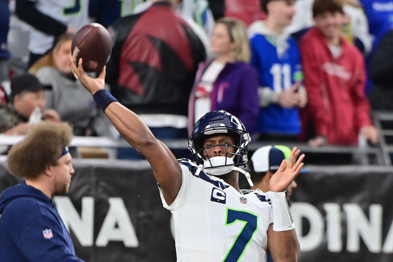 Jan 7, 2024; Glendale, Arizona, USA; Seattle Seahawks quarterback Geno Smith (7) warms up prior to the game against the Arizona Cardinals at State Farm Stadium. Mandatory Credit: Matt Kartozian-USA TODAY Sports