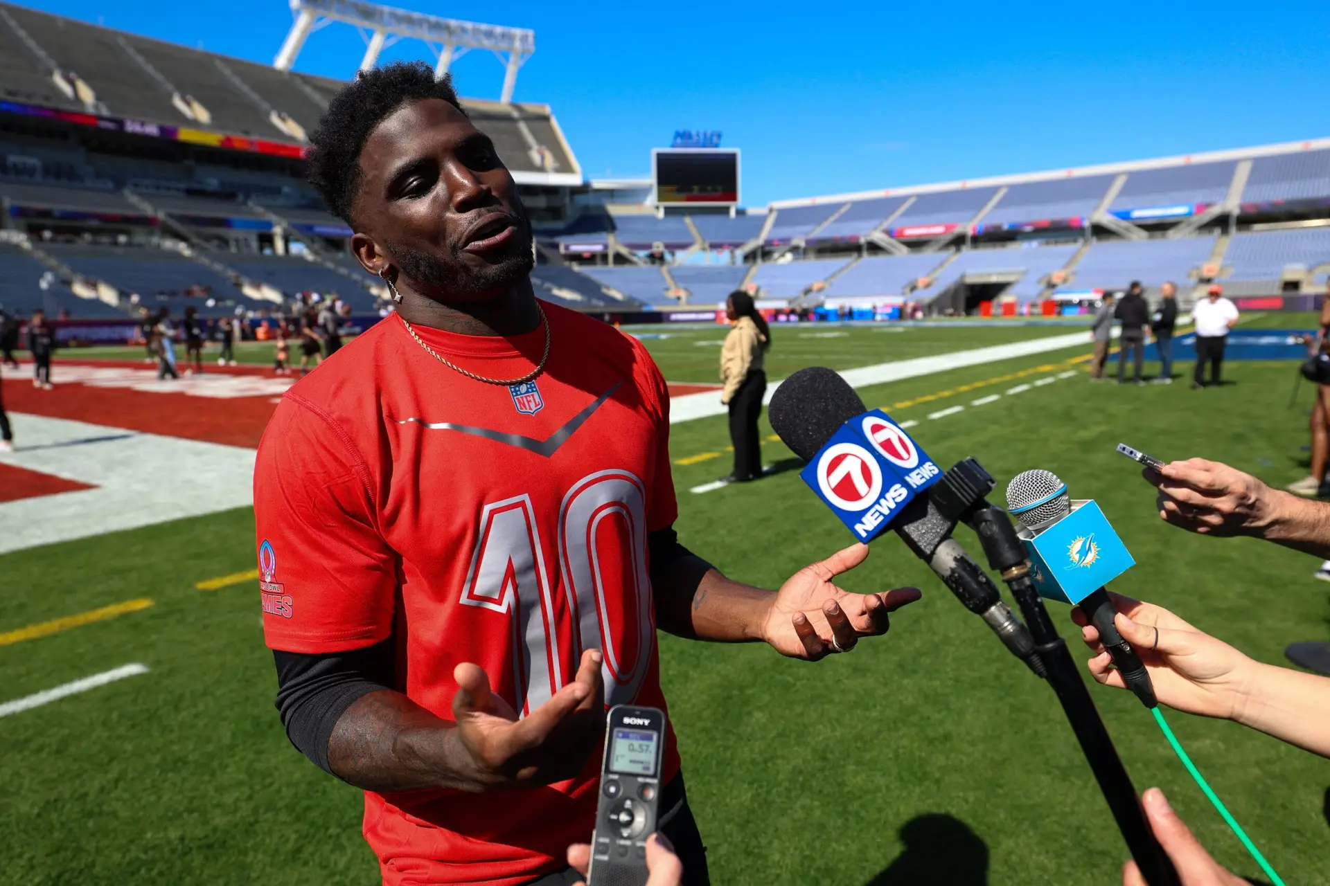 "We're Looking To Get It Done Somewhere": Tyreek Hill Reveals Noah Lyles Race Timeline After Olympic Gold Medalist Backs Off In Times Square Battle 1 Miami Dolphins Tyreek Hill