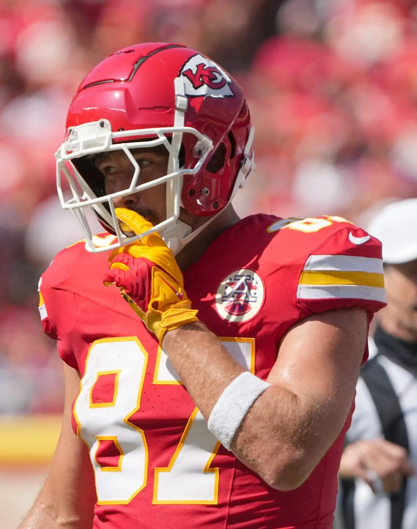 Kansas City Chiefs tight end Travis Kelce caught a behind-the-back pass from Patrick Mahomes