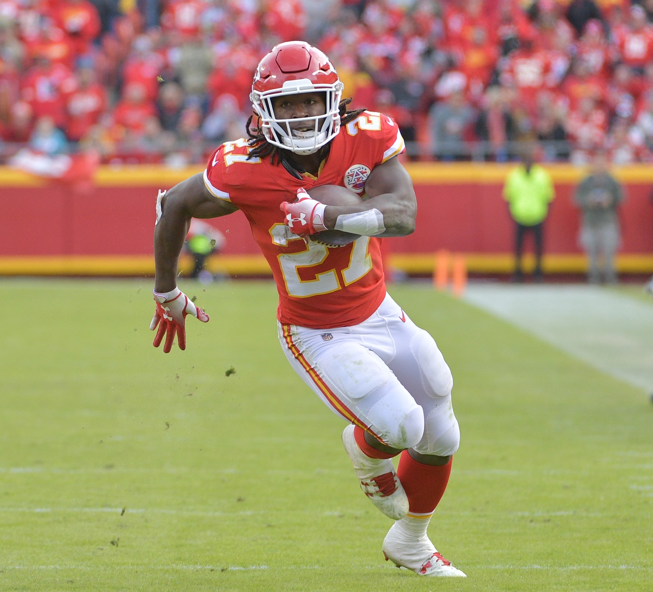 Nov 11, 2018; Kansas City, MO, USA; Kansas City Chiefs running back Kareem Hunt (27) runs the ball during the game against the Arizona Cardinals at Arrowhead Stadium. The Chiefs won 26-14. Mandatory Credit: Denny Medley-Imagn Images