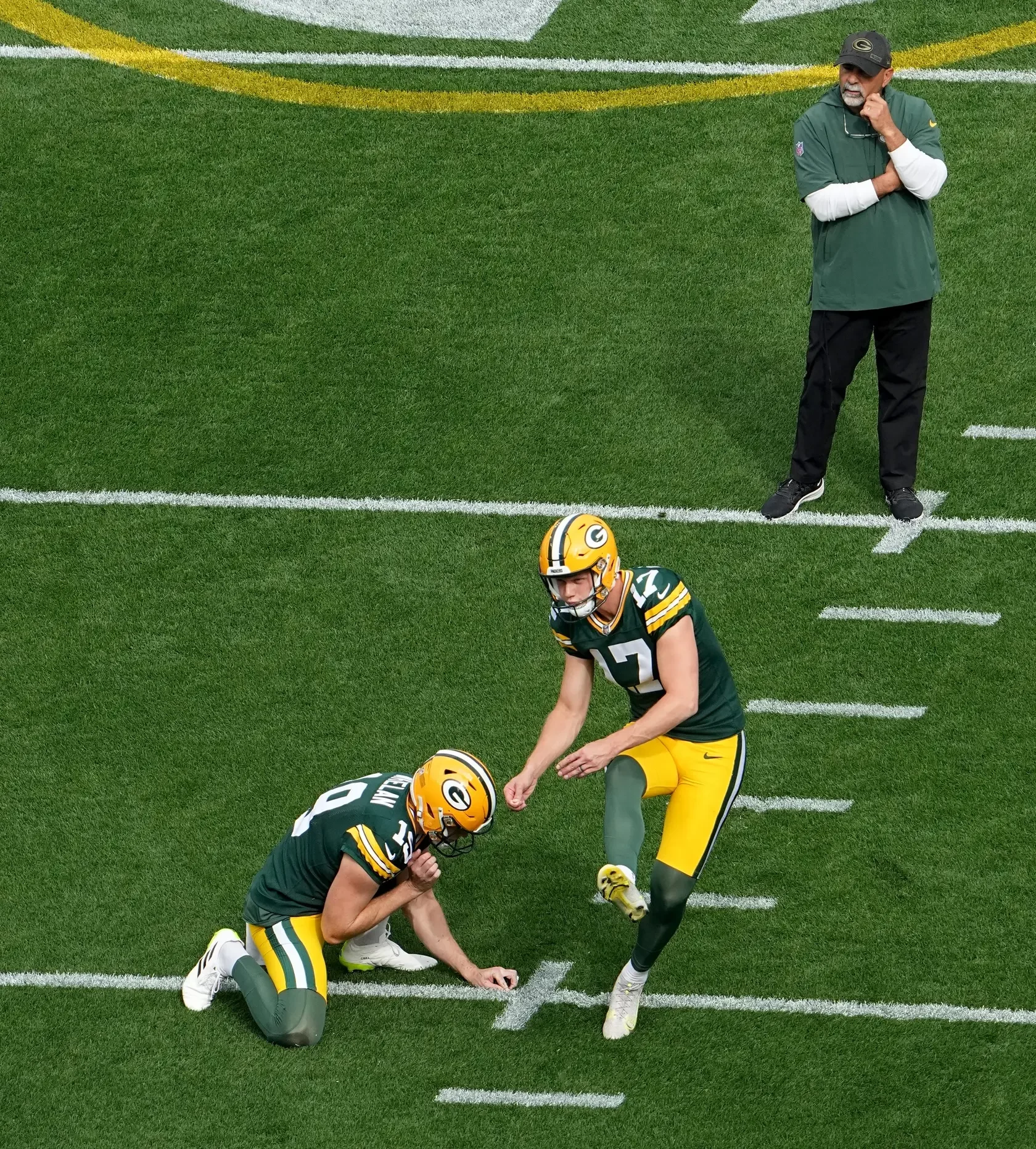 While Green Bay Packers special teams coordinator Rich Bisaccia looks on, Green Bay Packers place kicker Anders Carlson and punter Daniel Whelan (19) warm up before their game against the New Orleans Saints Sunday, September 24, 2023 at Lambeau Field in Green Bay, Wis. Mark Hoffman/Milwaukee Journal Sentinel (49ers)