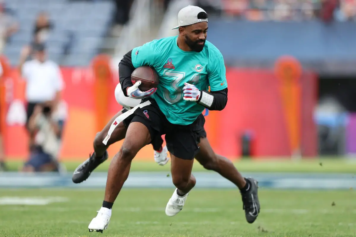 Feb 4, 2024; Orlando, FL, USA; AFC running back Raheem Mostert (31) of the Miami Dolphins rushes the ball past NFC cornerback DaRon Bland (26) of the Dallas Cowboys during the 2024 Pro Bowl at Camping World Stadium. Mandatory Credit: Nathan Ray Seebeck-Imagn Images