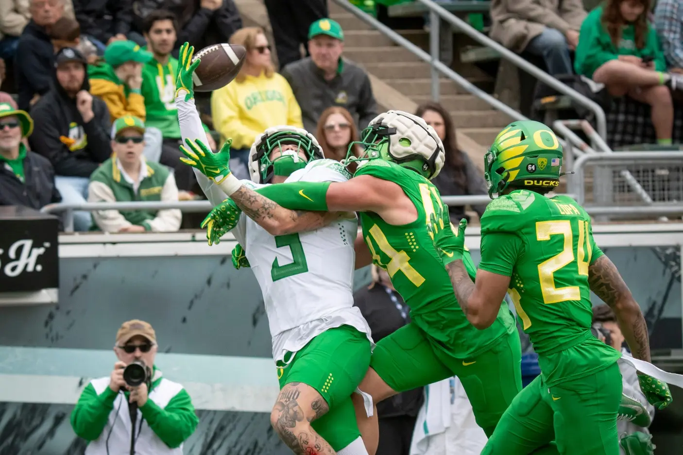 Oregon Green Team offensive linebacker Teitum Tuioti breaks up a pass intended for White Team tight end Terrance Ferguson during the Oregon Ducks’ Spring Game Saturday, April 27. 2024 at Autzen Stadium in Eugene, Ore. © Ben Lonergan/The Register-Guard / USA TODAY NETWORK (San Francisco 49ers)