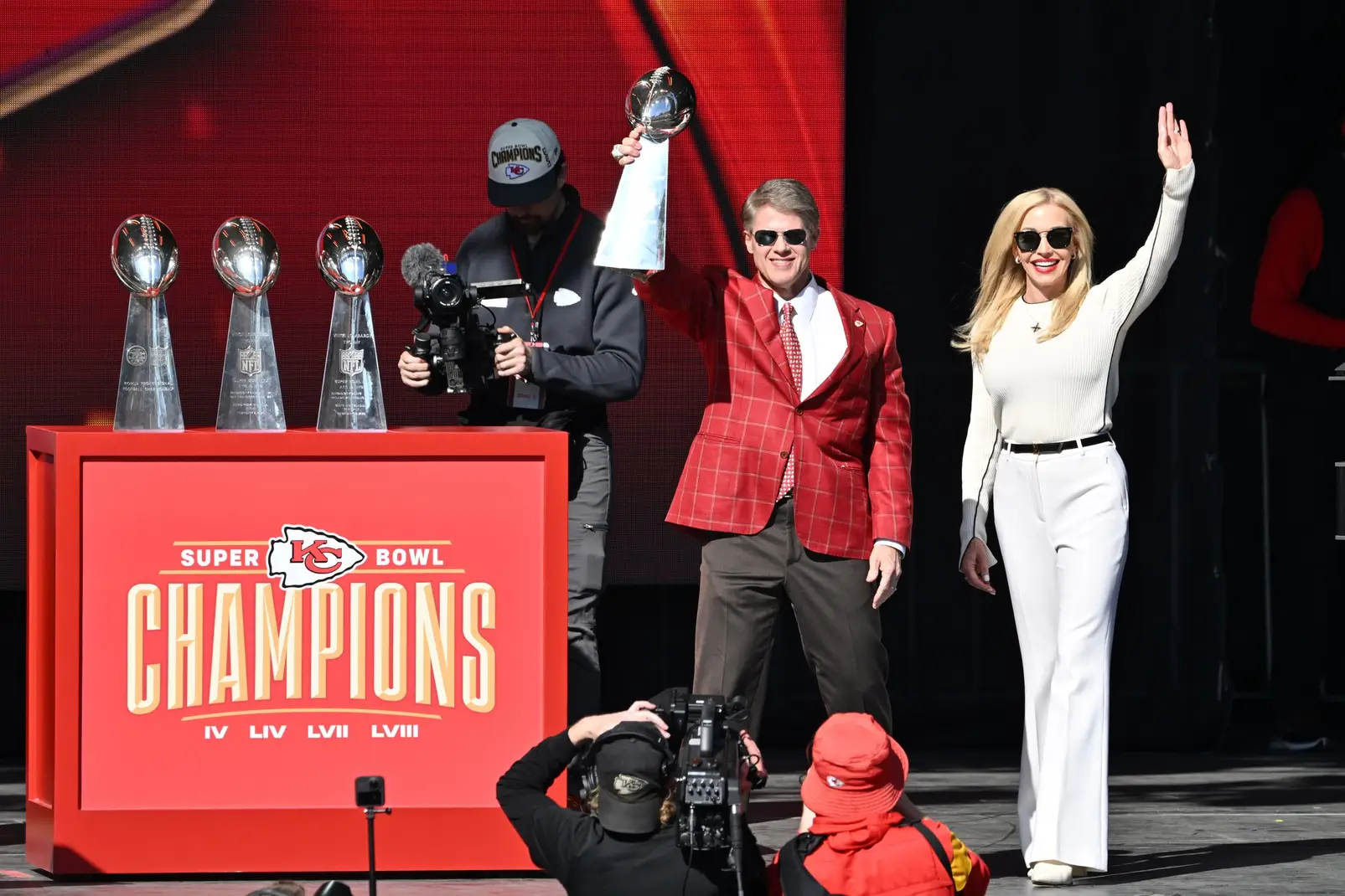 "Multiple Examples Of A Racist Franchise" Chiefs Organization Suddenly Facing Bombshell Racial Lawsuit 2 Feb 14, 2024; Kansas City, MO, USA; Kansas City Chiefs chairman and co-owner Clark Hunt holds the Vince Lombardi Trophy on stage with his wife Tavia during the celebration of the Kansas City Chiefs winning Super Bowl LVIII. Mandatory Credit: David Rainey-Imagn Images