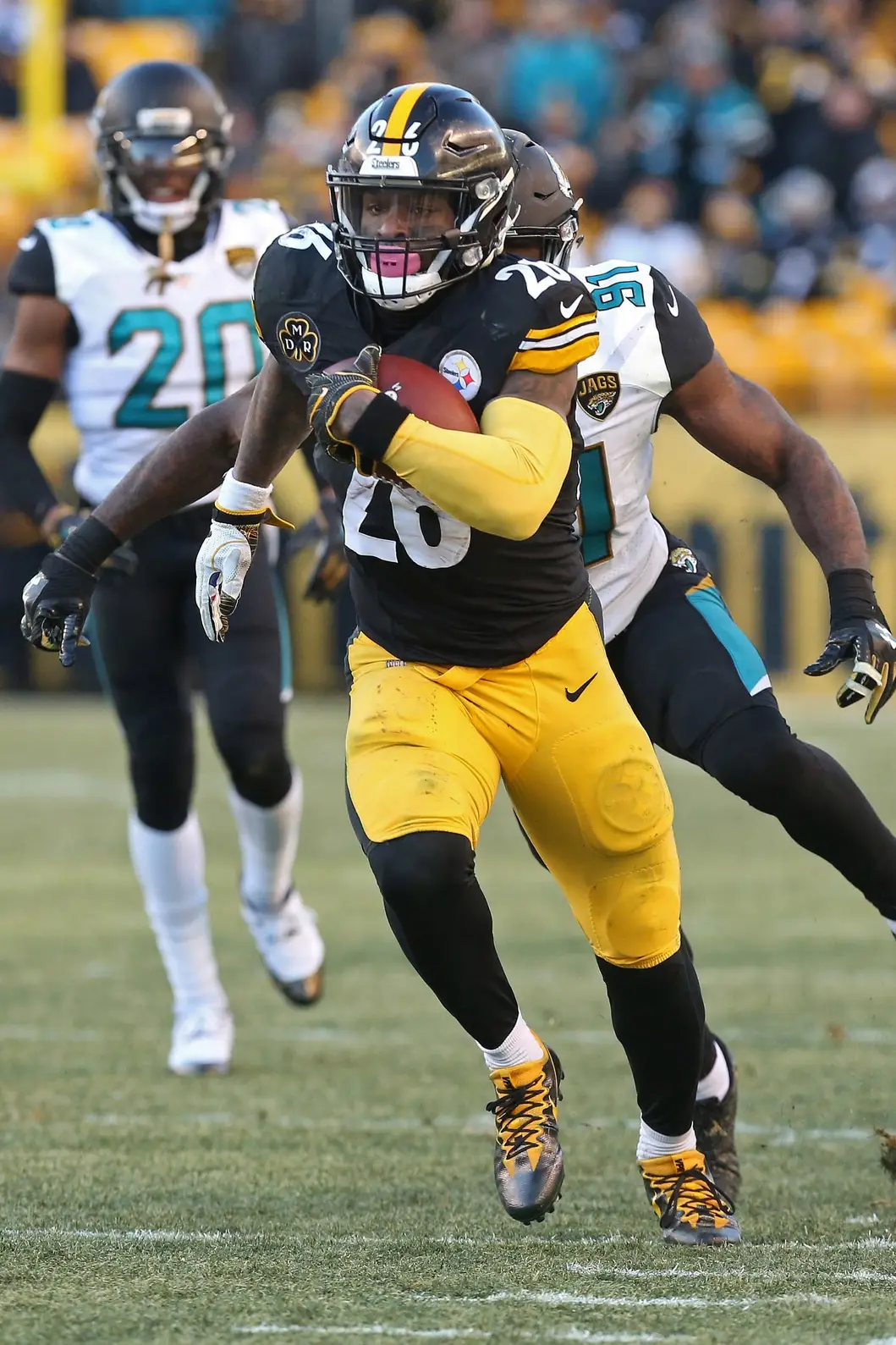 Jan 14, 2018; Pittsburgh, PA, USA; Pittsburgh Steelers running back Le'Veon Bell (26) carries the ball against the Jacksonville Jaguars in the AFC Divisional Playoff game at Heinz Field. Mandatory Credit: Geoff Burke-USA TODAY Sports