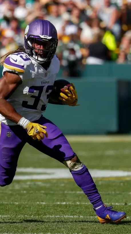 Minnesota Vikings running back Aaron Jones (33) runs the ball against the Green Bay Packers on Sunday, September 29, 2024, at Lambeau Field in Green Bay, Wis. The Vikings won the game, 31-29. Tork Mason/USA TODAY NETWORK-Wisconsin