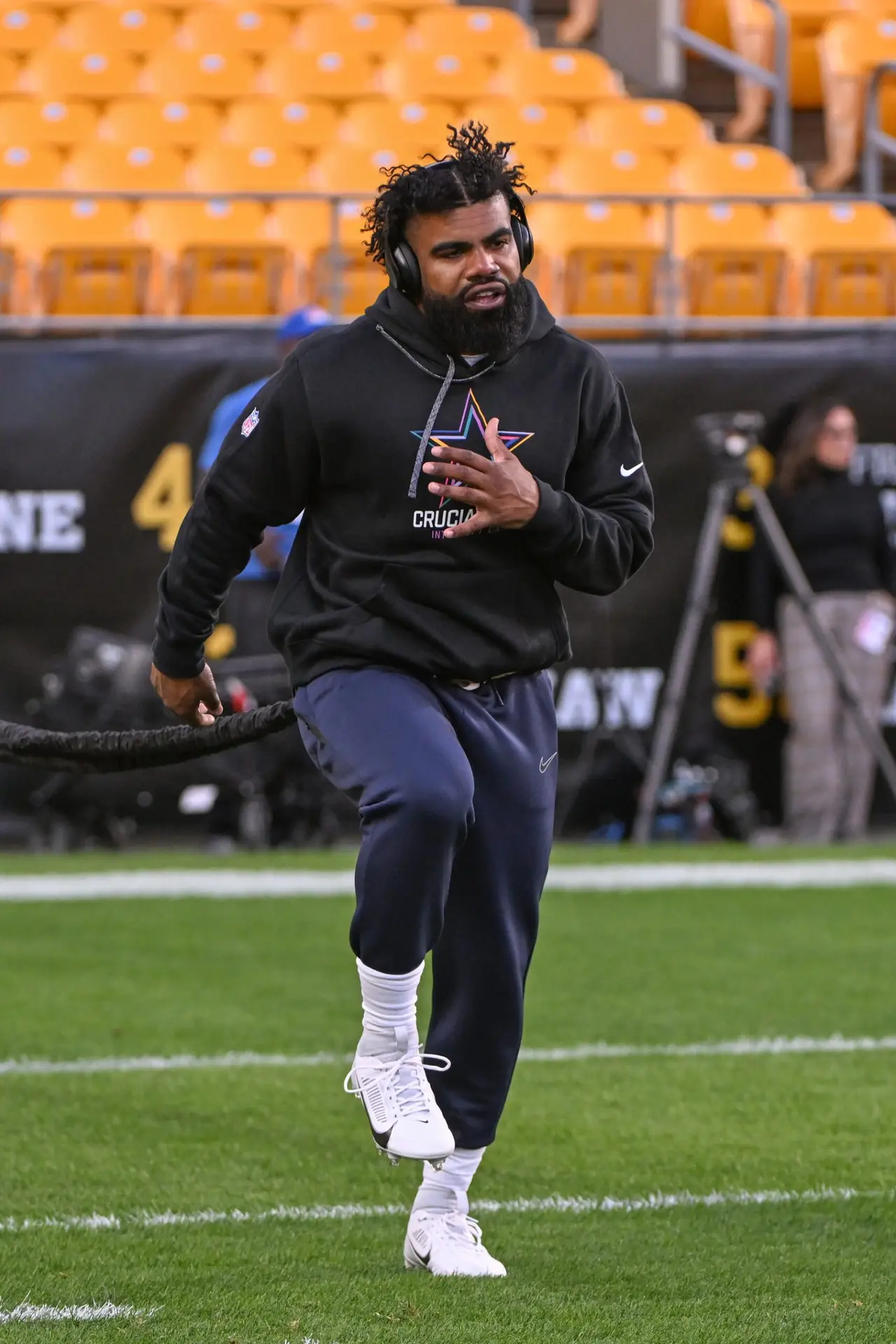 Oct 6, 2024; Pittsburgh, Pennsylvania, USA; Dallas Cowboys running back Ezekiel Elliott (15) works out before a game against the Pittsburgh Steelers at Acrisure Stadium. Mandatory Credit: Barry Reeger-Imagn Images