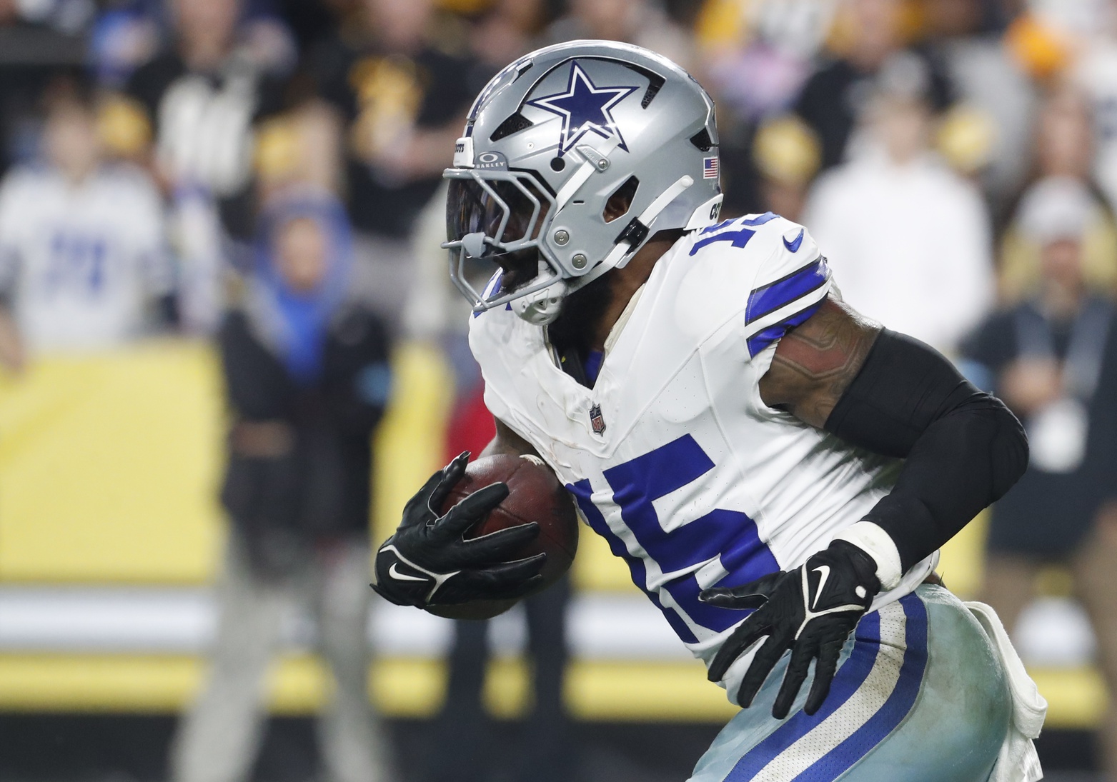 Oct 6, 2024; Pittsburgh, Pennsylvania, USA; Dallas Cowboys running back Ezekiel Elliott (15) runs the ball against the Pittsburgh Steelers during the fourth quarter at Acrisure Stadium. Dallas won 20-17. Mandatory Credit: Charles LeClaire-Imagn Images