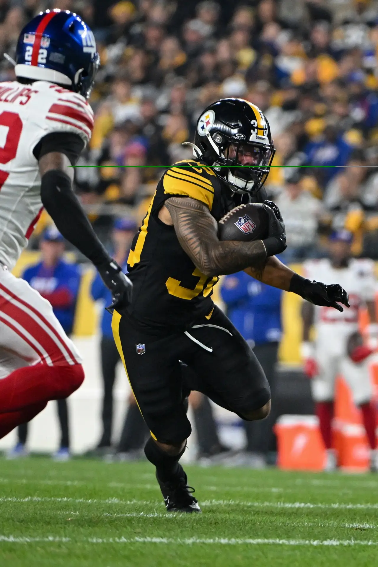 Oct 28, 2024; Pittsburgh, Pennsylvania, USA; Pittsburgh Steelers running back Jaylen Warren (30) runs against the New York Giants during the first quarter at Acrisure Stadium. Mandatory Credit: Barry Reeger-Imagn Images