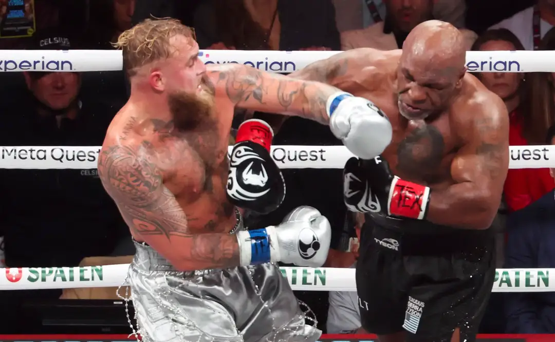 Nov 15, 2024; Arlington, Texas, UNITED STATES; Mike Tyson (black gloves) fights Jake Paul (silver gloves) at AT&T Stadium. Mandatory Credit: Kevin Jairaj-Imagn Images