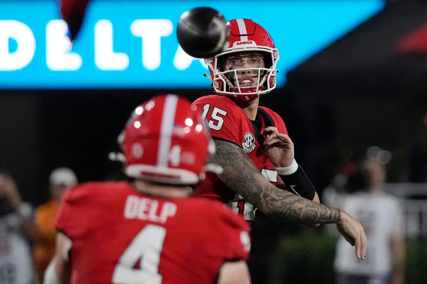 Georgia quarterback Carson Beck (15) throws a pass to Georgia tight end Oscar Delp (4) during the first half of a NCAA college football game against Tennessee in Athens, Ga., on Saturday, Nov. 16, 2024. © Joshua L. Jones / USA TODAY NETWORK via Imagn Images