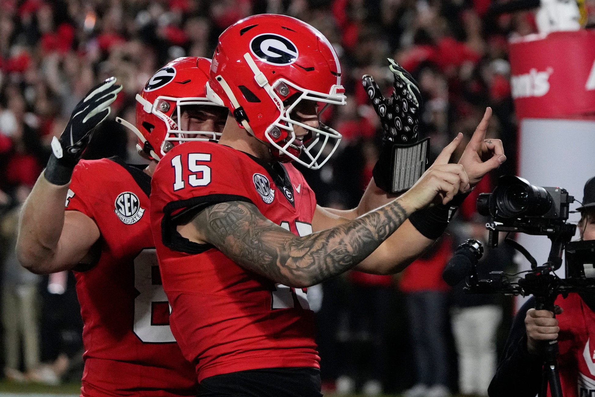 Georgia quarterback Carson Beck (15) celebrates with his teammates after scoring touchdown during the second half of a NCAA college football game against Tennessee in Athens, Ga., on Saturday, Nov. 16, 2024. © Joshua L. Jones / USA TODAY NETWORK via Imagn Images