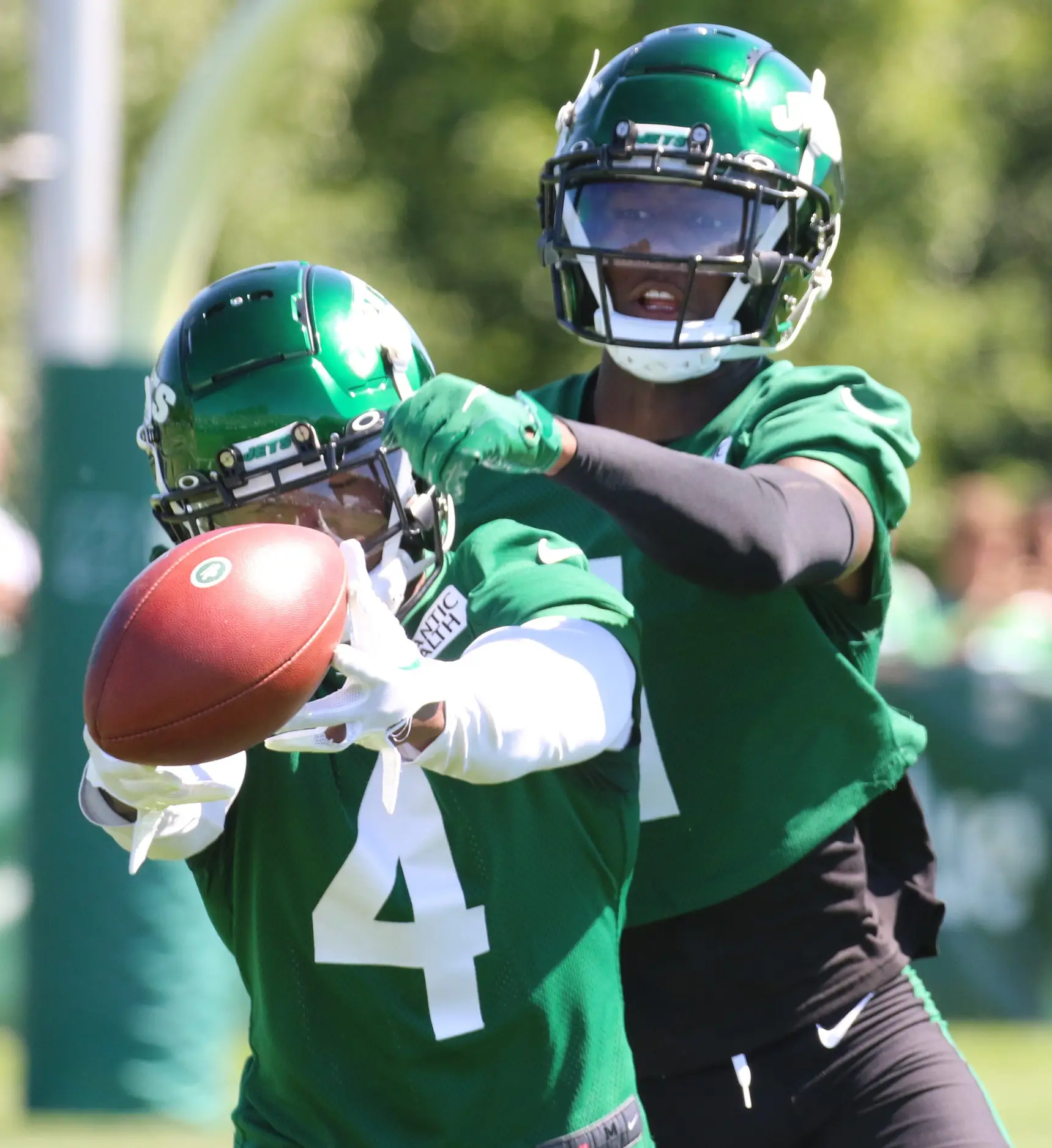 Cornerback, DJ Reed has the ball knocked away by Sauce Gardner at practice during Jet Fan Fest that took place at the 2022 New York Jets Training Camp in Florham Park, NJ on July 30, 2022.The Nfl Back Together Saturday And Jet Fan Fest Took Place At The 2022 New York Jets Training Camp In Florham Park Nj On July 30 2022 © Chris Pedota, NorthJersey.com / USA TODAY NETWORK