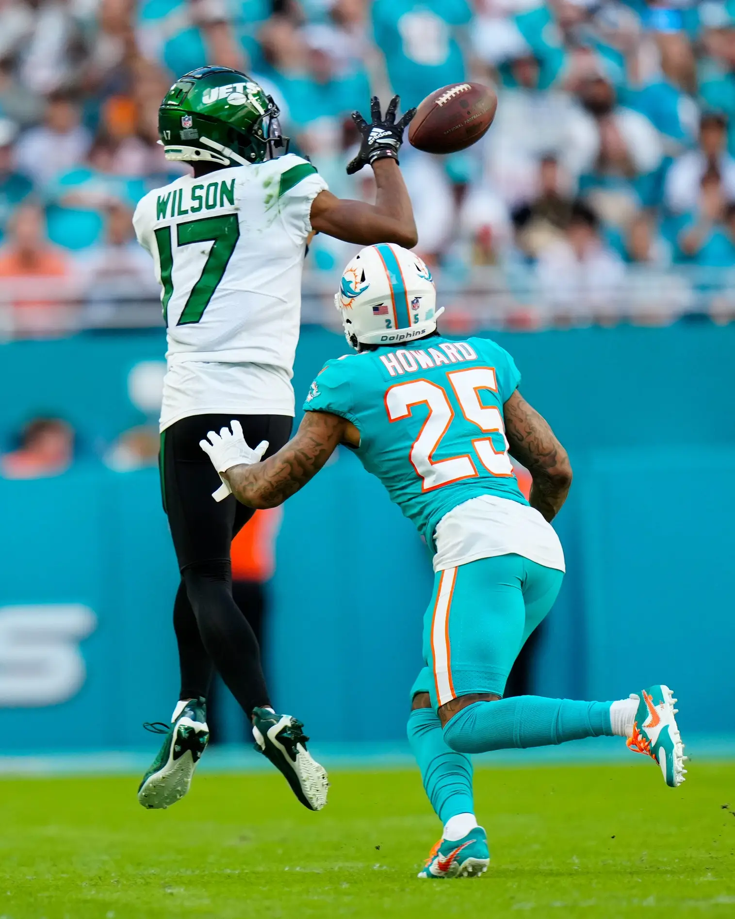 Jan 8, 2023; Miami Gardens, Florida, USA; New York Jets wide receiver Garrett Wilson (17) catches a pass asMiami Dolphins cornerback Xavien Howard (25) pressures during the second half at Hard Rock Stadium. Mandatory Credit: Rich Storry-Imagn Images (Cowboys)