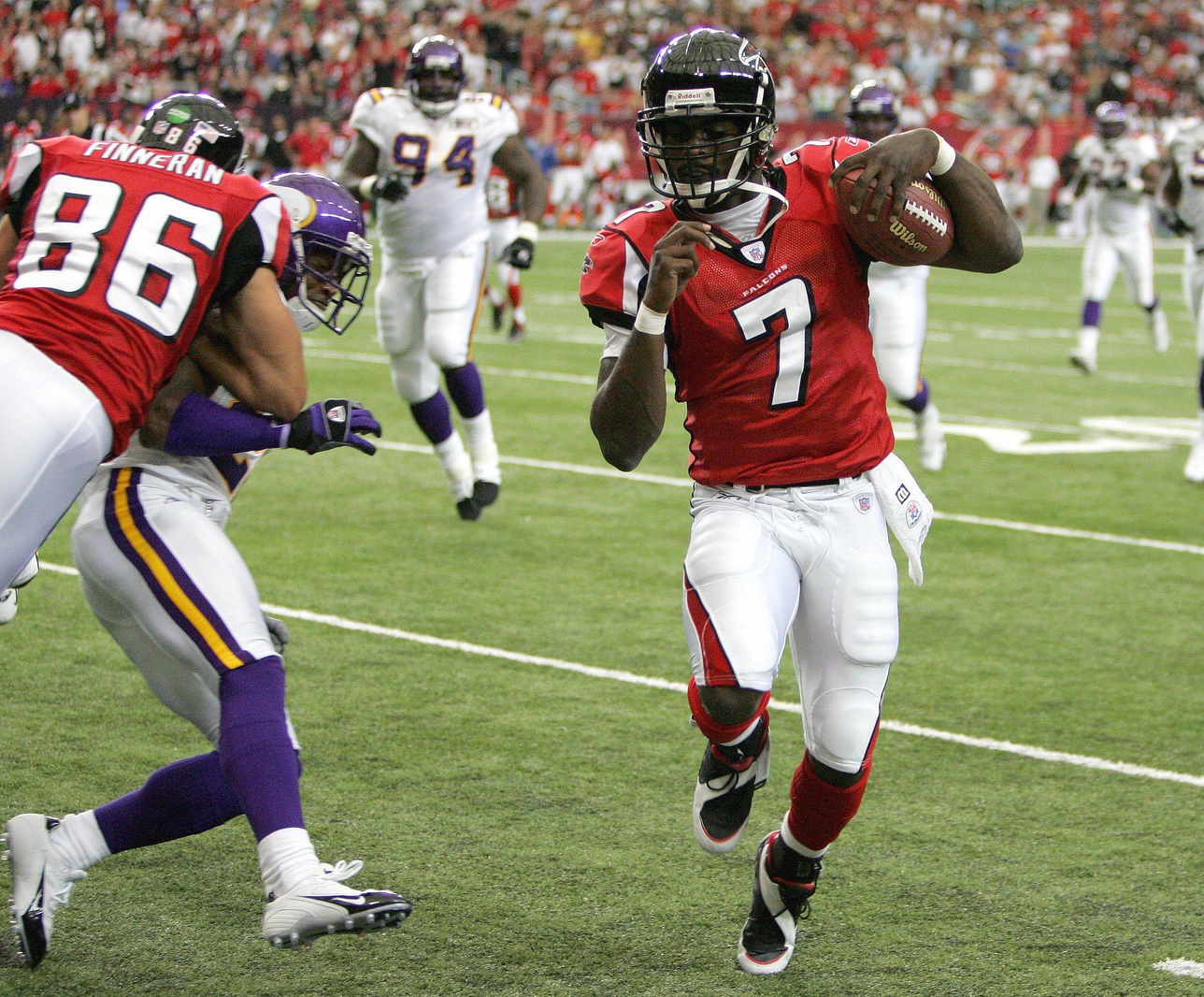 Oct 2, 2005: Atlanta, Georgia, USA: Michael Vick (7) of the Atlanta Falcons is forced out of bounds in the first quarter against the Minnesota Vikings at the Georgia Dome. Mandatory Credit: Photo By Christopher Gooley-Imagn Images Copyright (c) 2005 Christopher Gooley