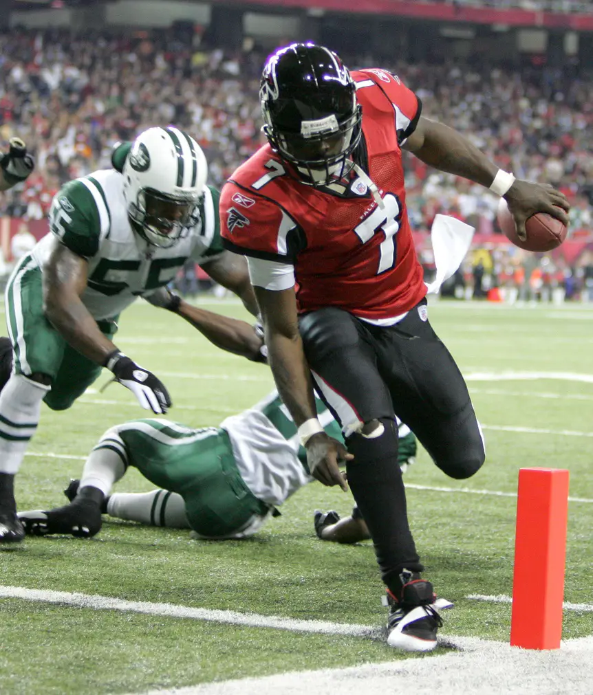 Oct 24, 2005: Atlanta, Georgia, USA: Atlanta Falcons quarterback (7) Michael Vick runs a touchdown past New York Jets safety (25) Kerry Rhodes in the first quarter at the Georgia Dome. Mandatory Credit: Photo By Christopher Gooley-Imagn Images Copyright (c) 2005 Christopher Gooley