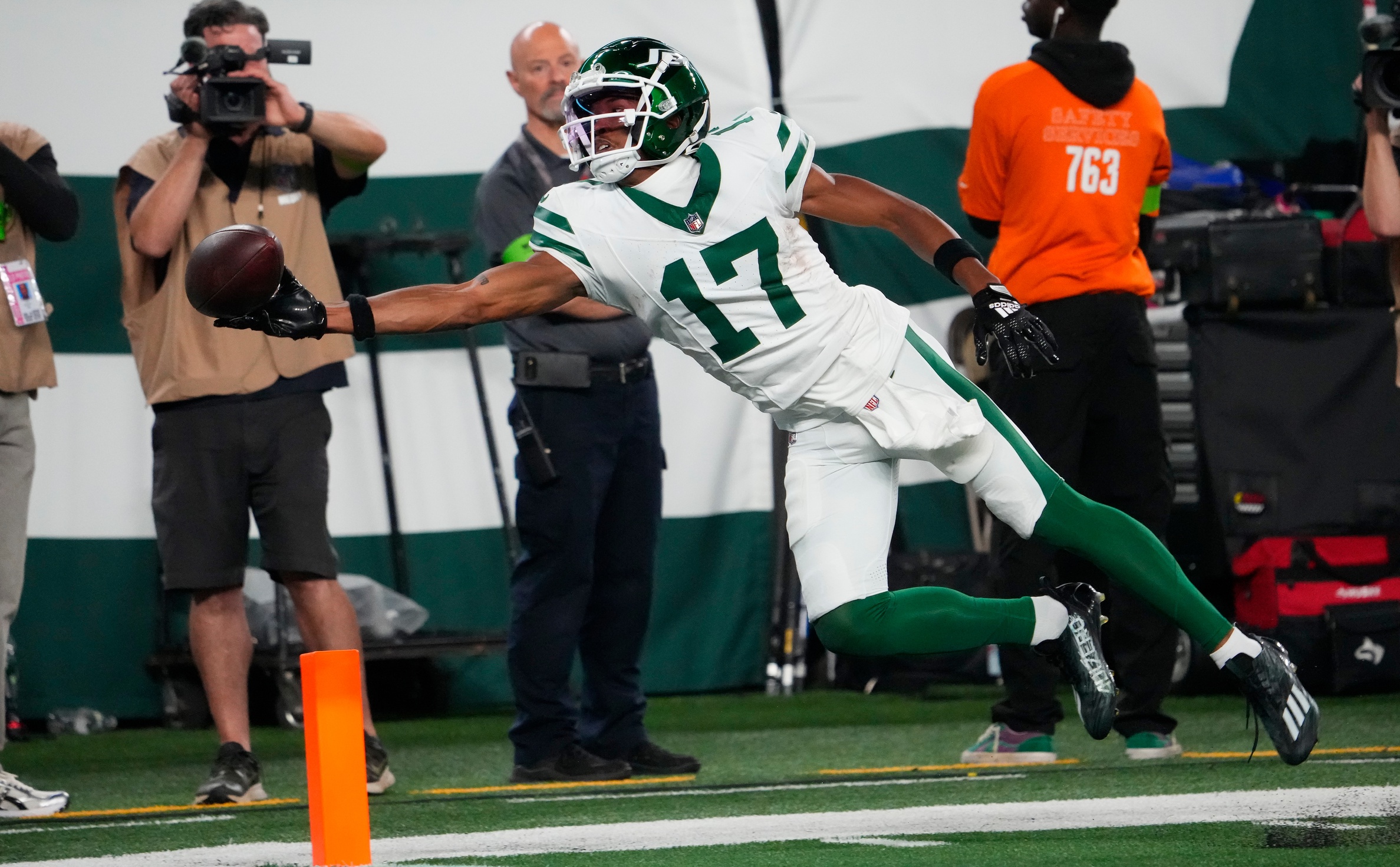 Oct 1, 2023; East Rutherford, New Jersey, USA; New York Jets wide receiver Garrett Wilson (17) can not hold on to a pass against the Chiefs at MetLife Stadium. Mandatory Credit: Robert Deutsch-Imagn Images