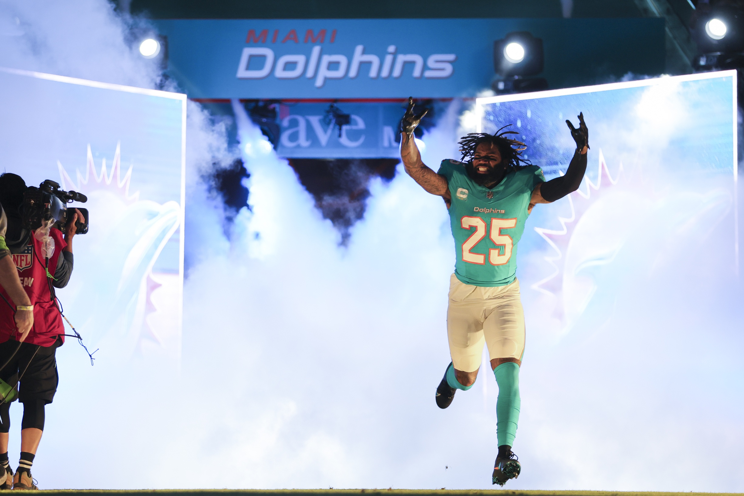 Dec 11, 2023; Miami Gardens, Florida, USA; Miami Dolphins cornerback Xavien Howard (25) takes to the field prior to the game against the Tennessee Titans at Hard Rock Stadium. Mandatory Credit: Sam Navarro-Imagn Images (Cowboys)