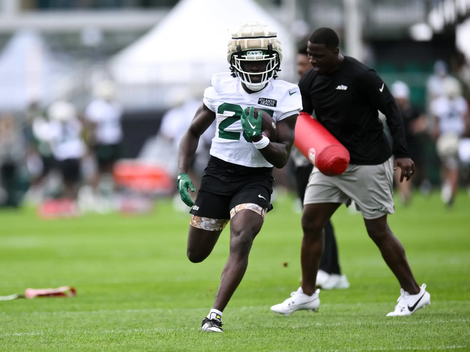 Breaking: Packers Steal Record-Setting Star From NFC Rival (Report) 2 Jul 25, 2024; Florham Park, NJ, USA; New York Jets running back Israel Abanikanda (25) participates in a drill during training camp at Atlantic Health Jets Training Center. Mandatory Credit: John Jones-USA TODAY Sports