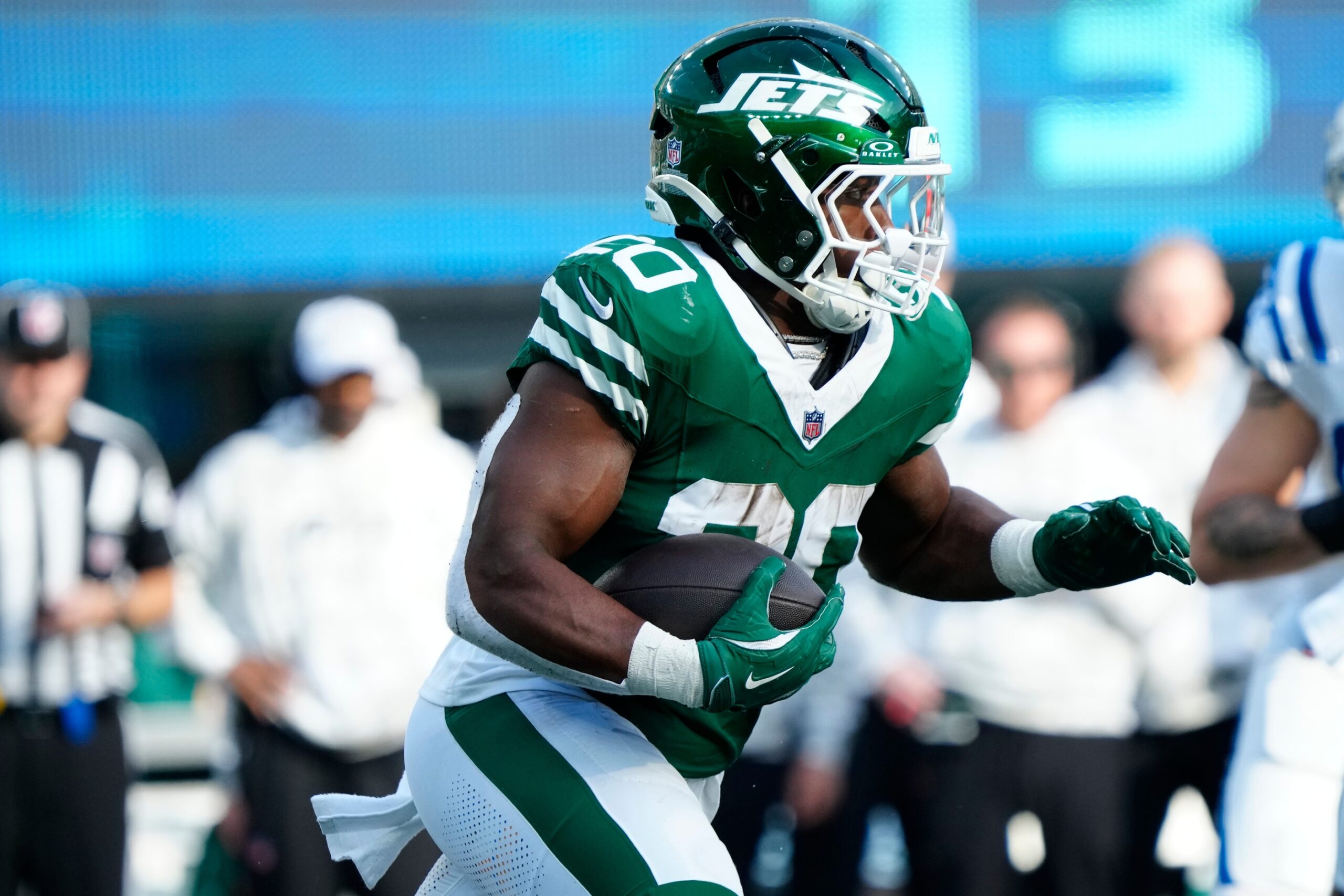 New York Jets running back Breece Hall (20) runs for a first down in the second quarter, Sunday, November 17, 2024, in East Rutherford. © Kevin R. Wexler-NorthJersey.com / USA TODAY NETWORK via Imagn Images