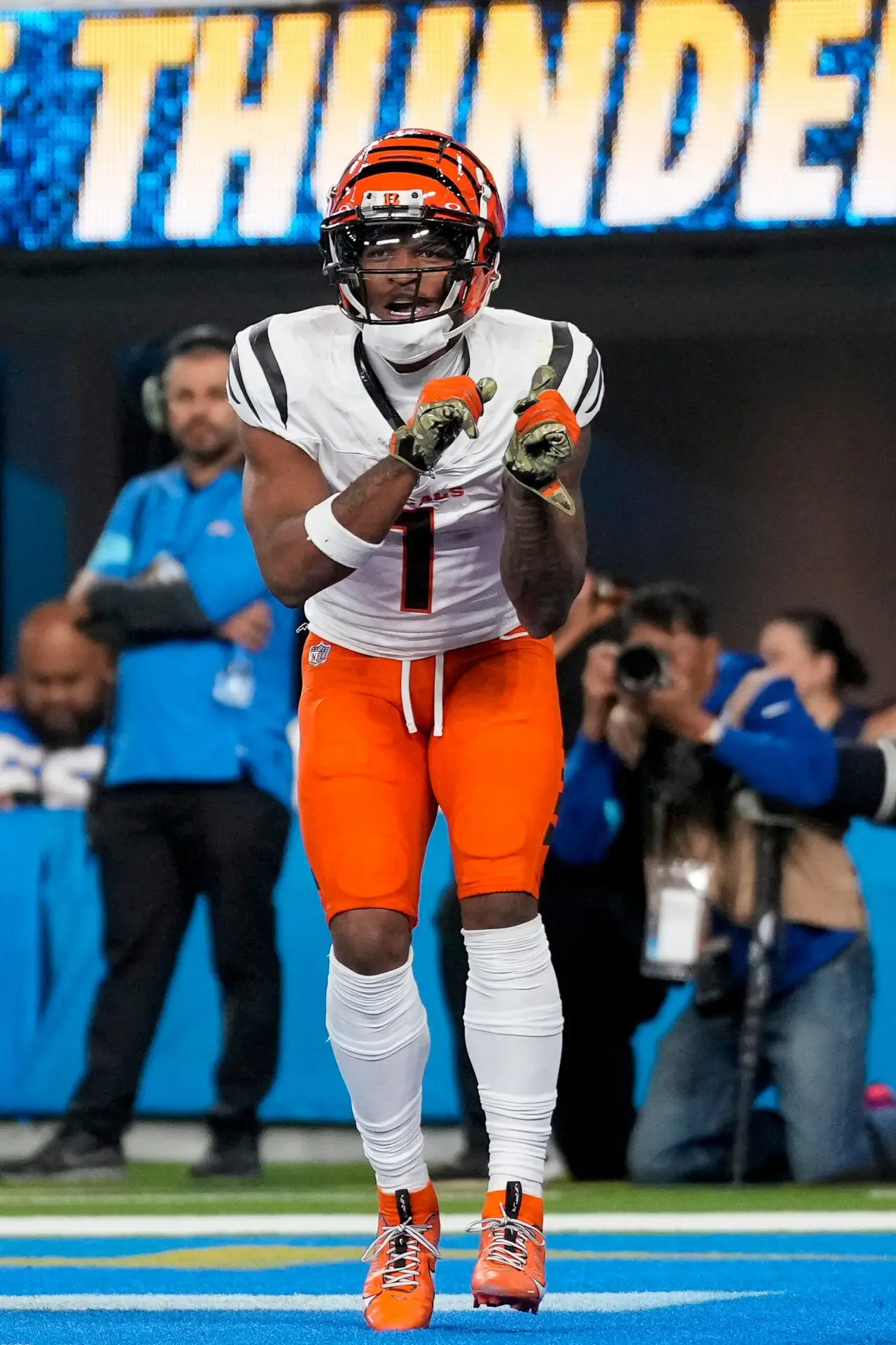 Nov 26, 2023; Cincinnati, Ohio, USA; Cincinnati Bengals wide receiver Ja'Marr Chase (1) catches a tipped pass in the second quarter against the Pittsburgh Steelers at Paycor Stadium. Mandatory Credit: Kareem Elgazzar-Imagn Images Steelers