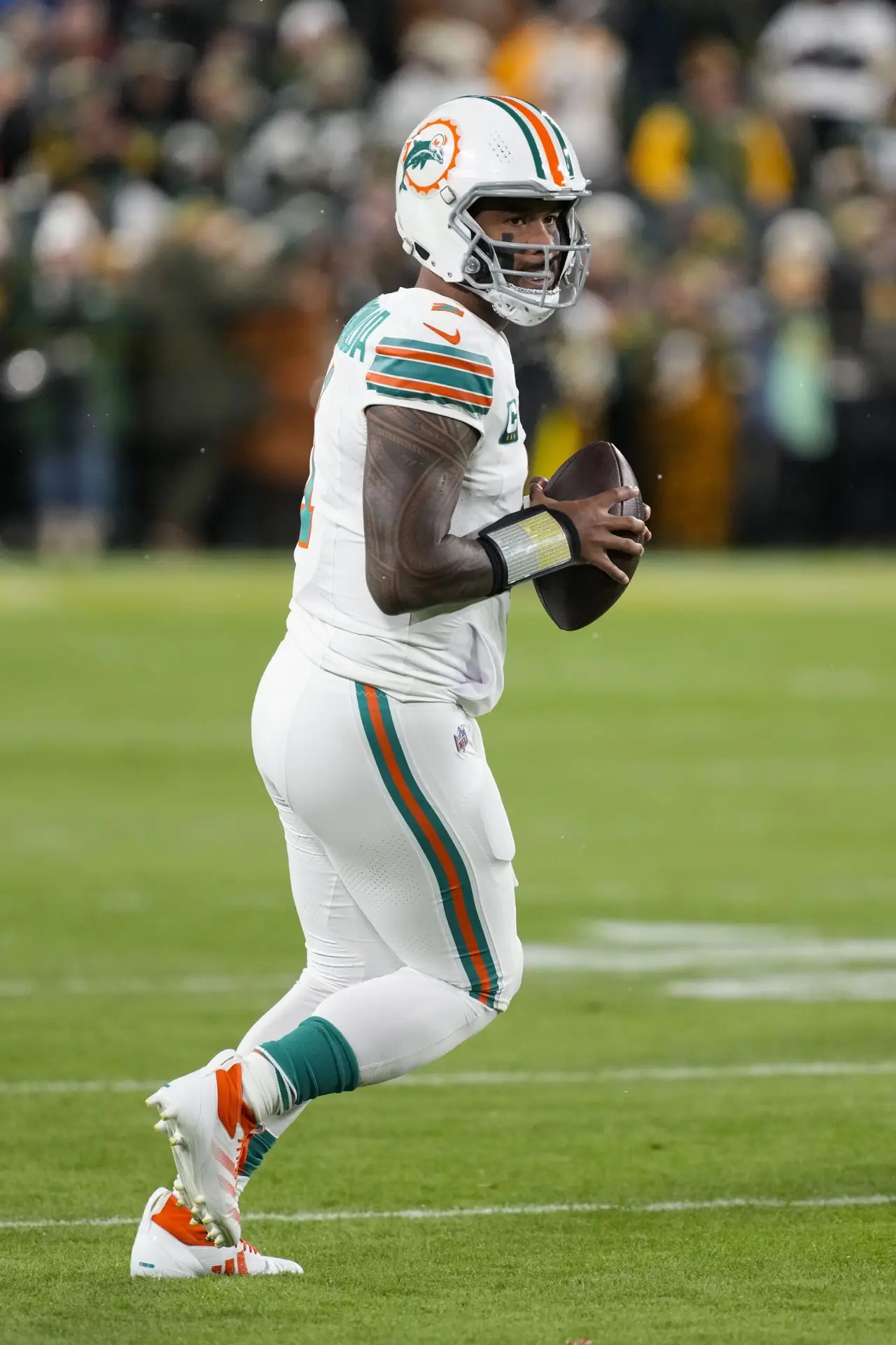 Dolphins' QB Tua Tagovailoa Sparks Retirement Reports After Big Decision 2 Nov 28, 2024; Green Bay, Wisconsin, USA; Miami Dolphins quarterback Tua Tagovailoa (1) throws a pass during warmups prior to the game against the Green Bay Packers at Lambeau Field. Mandatory Credit: Jeff Hanisch-Imagn Images