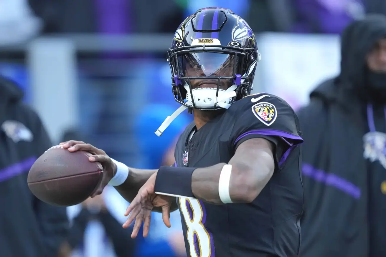 Baltimore Ravens quarterback Lamar Jackson (8)