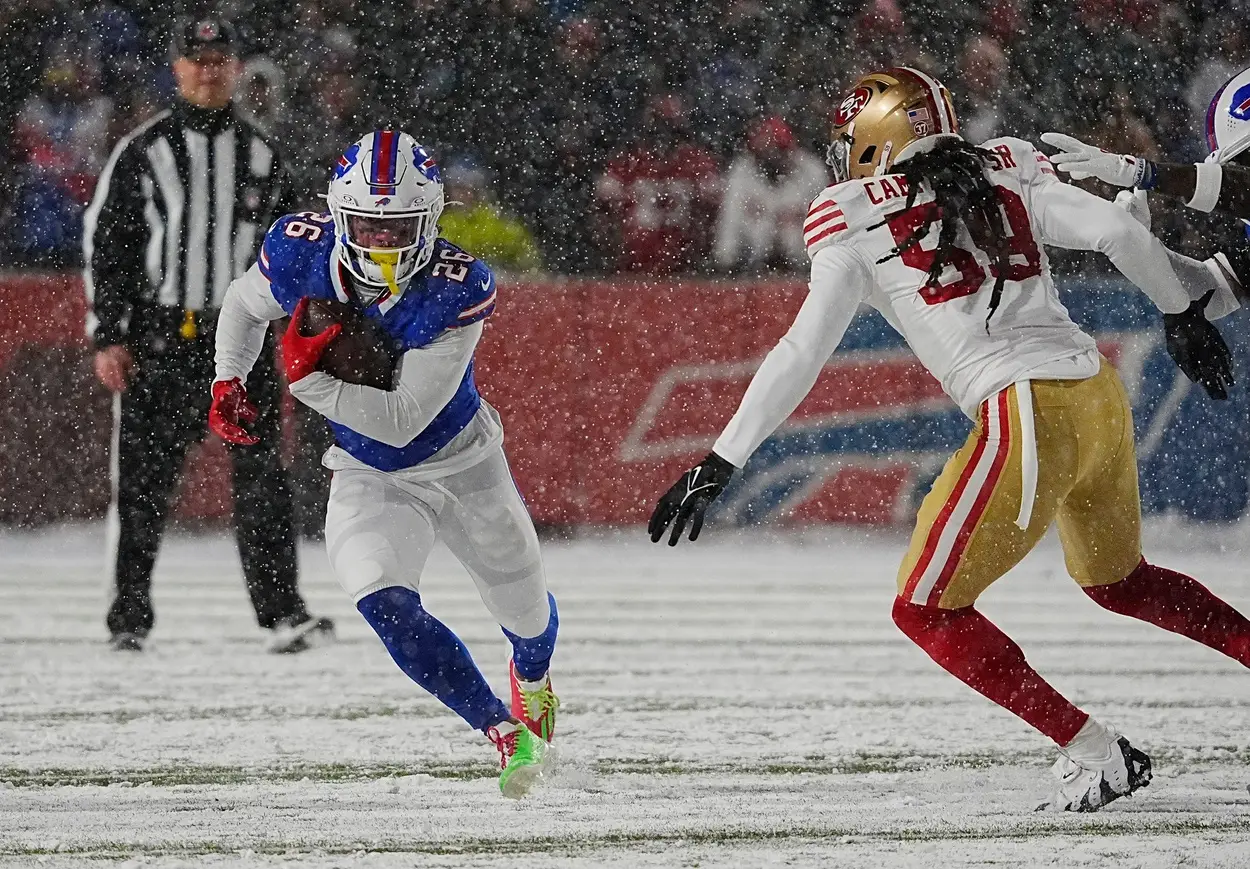 Bills Ty Johnson tries to avoid 49ers De'Vondre Campbell Sr. unsuccessfully on the carry during first half action of their home game against the San Francisco 49ers in Orchard Park on Dec. 1, 2024. © Tina MacIntyre-Yee/Democrat and Chronicle / USA TODAY NETWORK via Imagn Images