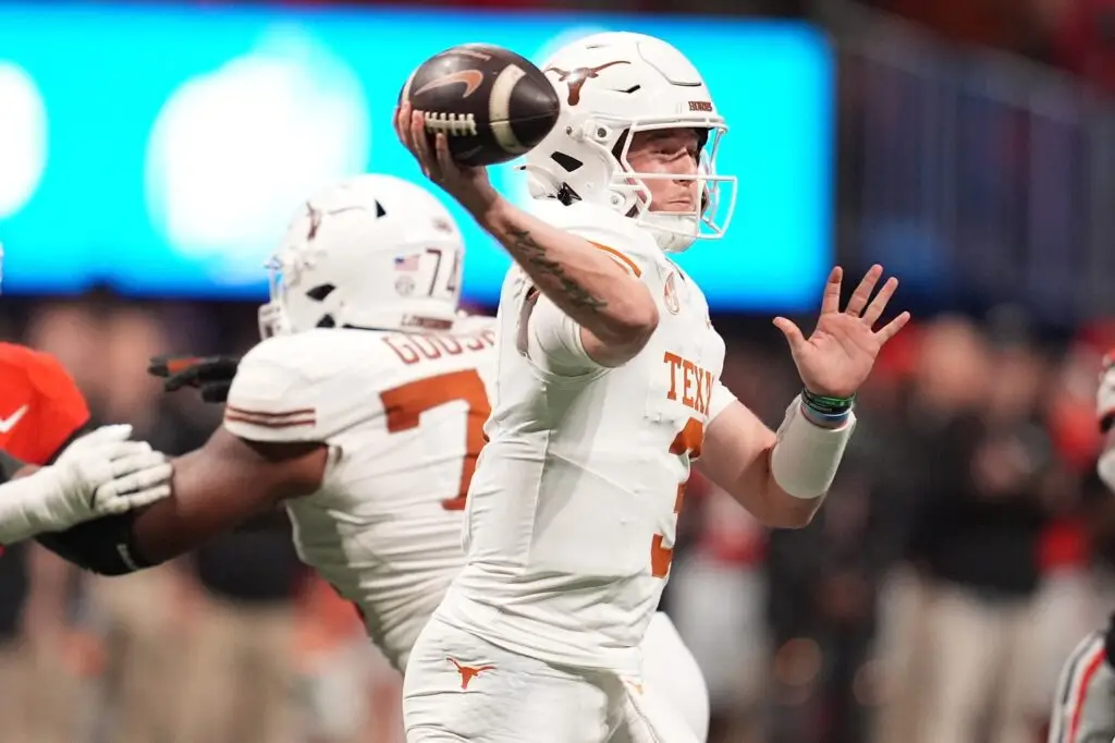 Texas Longhorns quarterback Quinn Ewers (3)