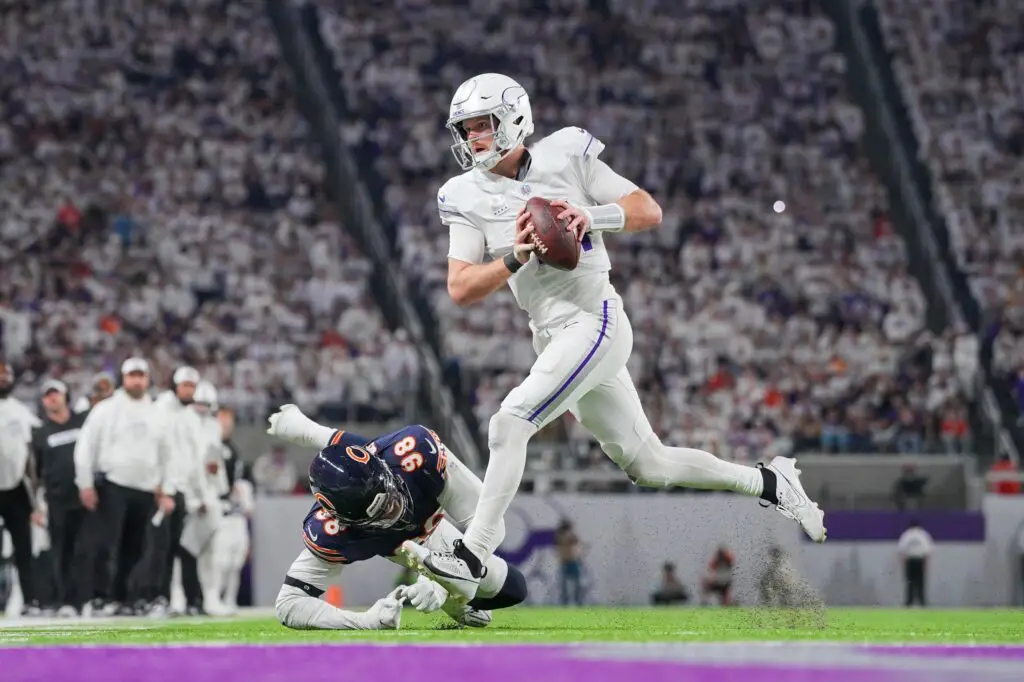 Minnesota Vikings quarterback Sam Darnold (14)