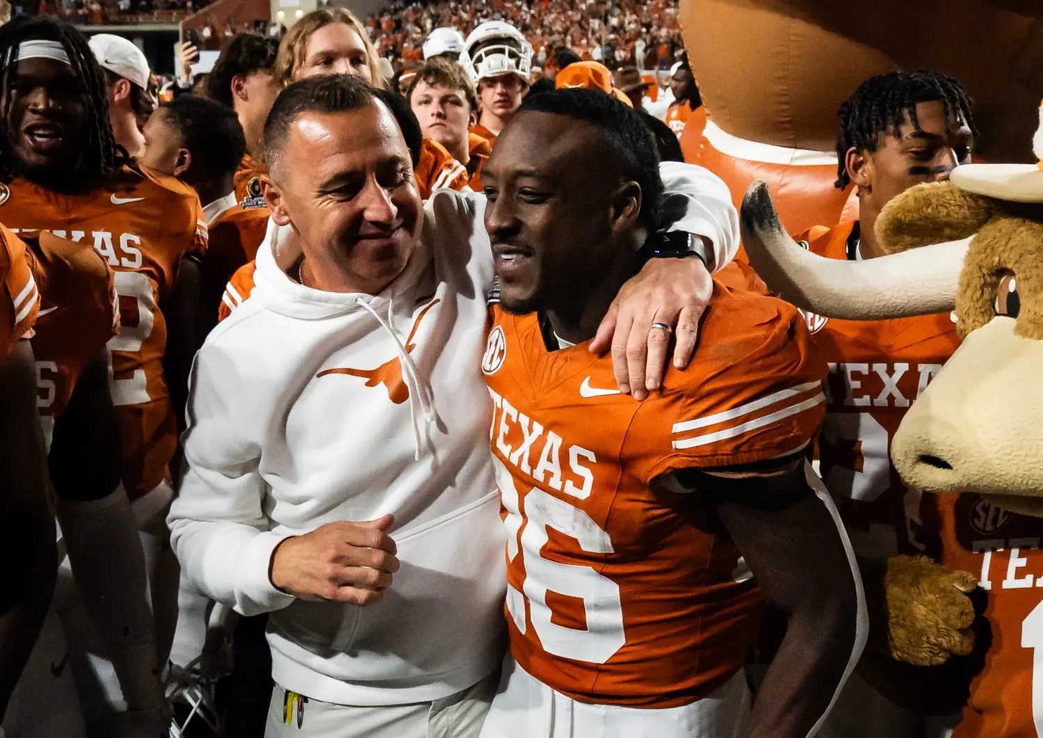 "We've Got to be Smart": Texas Longhorns 5-Star RB Gets Major Update 3 Texas Longhorns head coach Steve Sarkisian celebrates with running back Quintrevion Wisner (26)