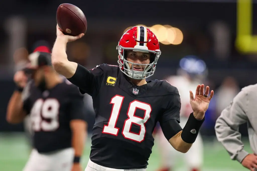 Atlanta Falcons quarterback Kirk Cousins (18) prepares for a game