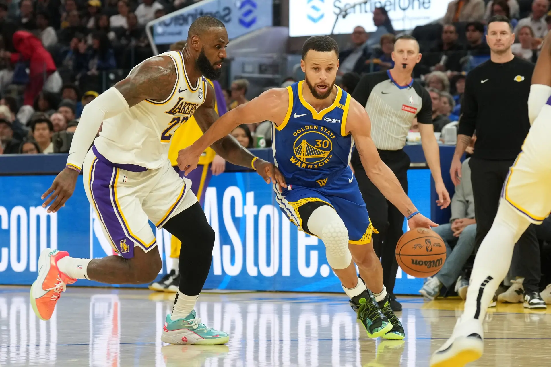 "Brunson Scores Better": Steph Curry, Jalen Brunson 1v1 Gets Hot Take From 2x Super Bowl Champion 3 Stephen Curry (30) dribbles against Los Angeles Lakers forward LeBron James (left)