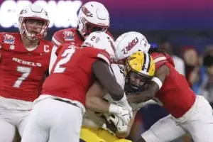 California tight end Jack Endries (87) is tackled by UNLV’s Antonio Doyle Jr. (2) and Johnathan Baldwin (3) during the L.A. Bowl on Wednesday at SoFi Stadium. (Ryan Sun / Associated Press)