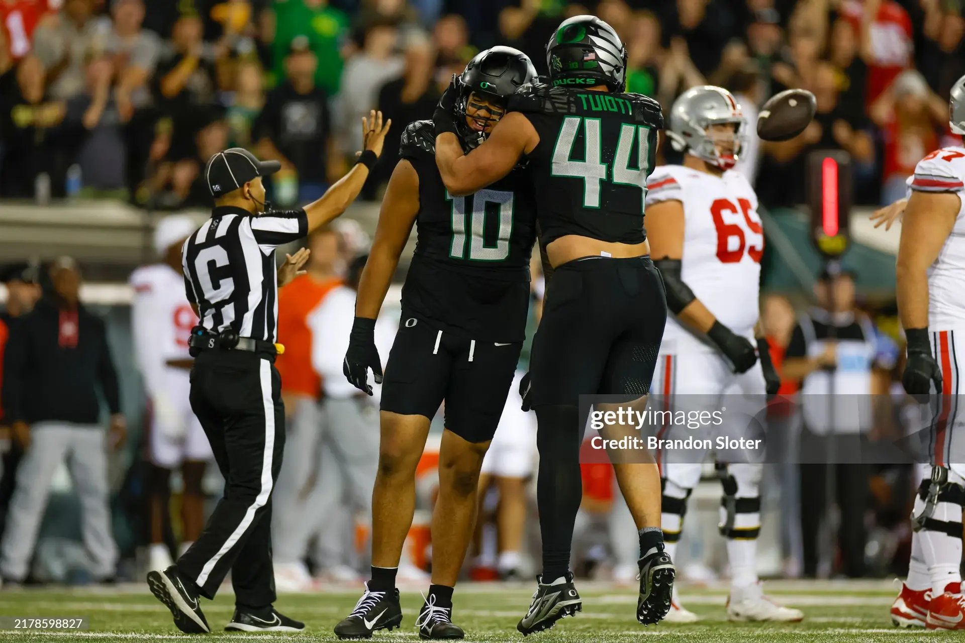 Oregon Ducks Matayo Uiagalelei (10) amd Teitum Tuioti (44) celebrates