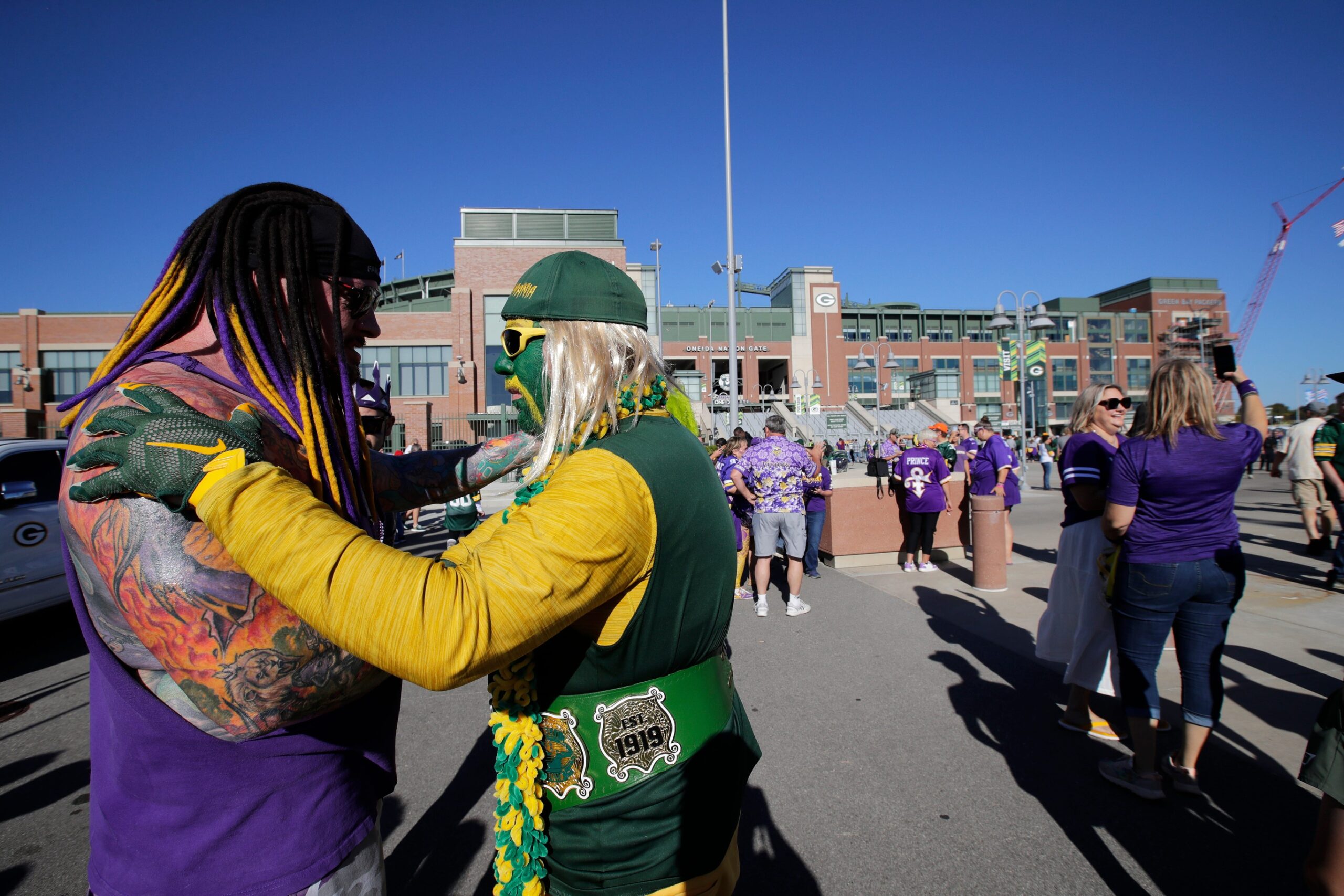 Minnesota Vikings fan Karl “Sir Death” Heinrichs, left, of Stillwater, Minn., hangs out with Green Bay Packers fan Brad Borchardt prior to the football game Sunday, September 29, 2024, at Lambeau Field in Green Bay, Wisconsin. © Dan Powers/USA TODAY NETWORK-Wisconsin / USA TODAY NETWORK via Imagn Images