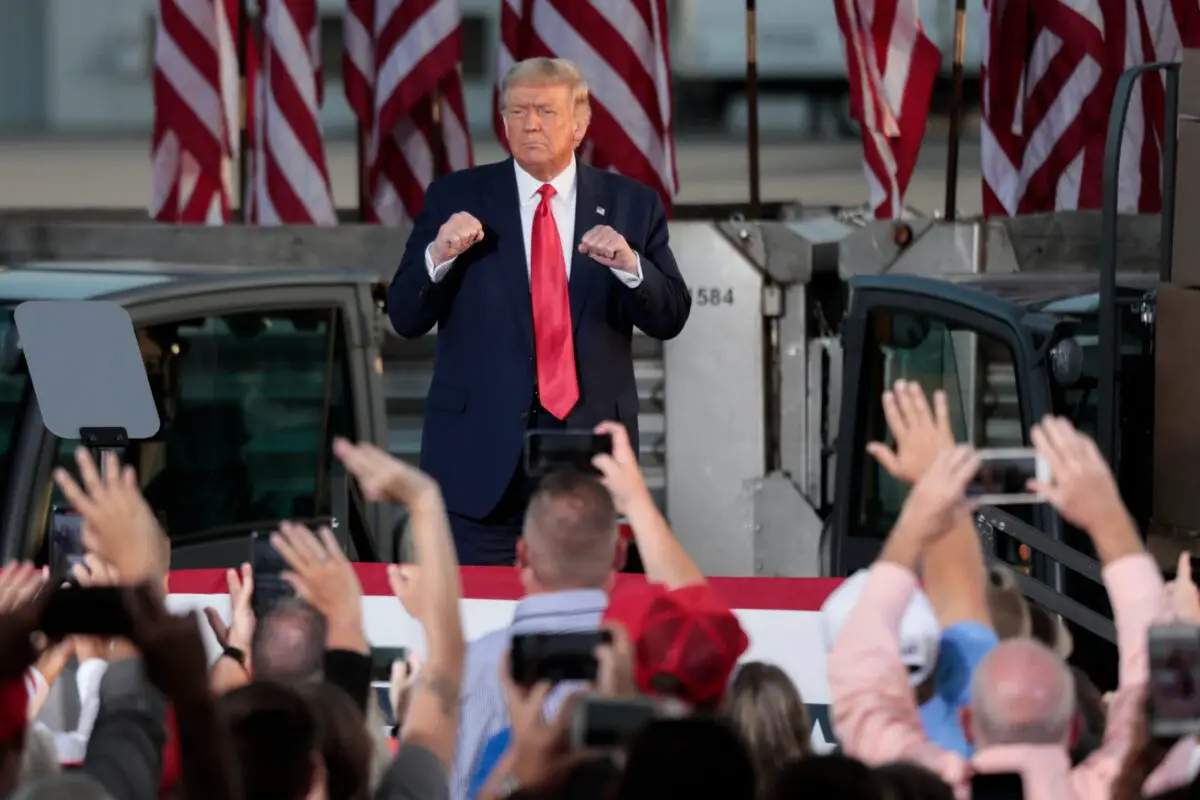 President Donald Trump acknowledges the crowd after finishing his speech during the \"Fighting for the American Worker\" rally on Monday, Sept. 21, 2020 at the Wright Bros. Aero Hangar at the Dayton International Airport in Vandalia, Ohio. President Trump In Vandalia © Joshua A. Bickel/Columbus Dispatch via Imagn Content Services, LLC