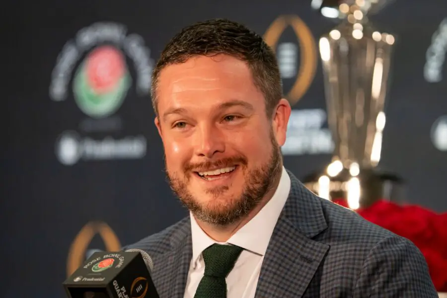 'Fracturing': College Football Coach Dan Lanning 'Snitched' On Tennessee QB (Report) 1 Oregon football head coach Dan Lanning speaks during the coaches press conference