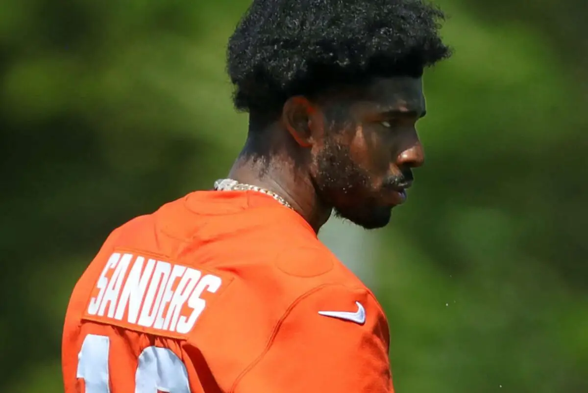 "My Signing Bonus" Browns' Shedeur Sanders Makes Emphatic Statement About First Purchase 1 Cleveland Browns quarterback Shedeur Sanders (12) watches from the sideline during day two of NFL rookie minicamp at the Cleveland Browns training facility on Saturday, May 10, 2025, in Berea, Ohio. © Jeff Lange / USA TODAY NETWORK via Imagn Images