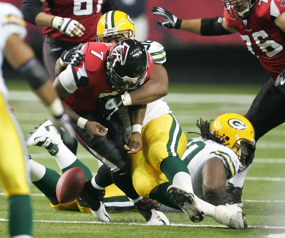 Former Green Bay Packers 3rd Round Pick Goes Viral for Mercilessly Beating Up a Motorist (VIDEO) 2 Former Green Bay Packers 3rd Round Pick Goes Viral For Mercilessly Beating Up A Motorist (VIDEO) - Gridiron Heroics