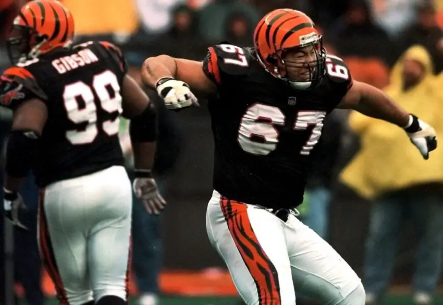 'We Are Deeply Saddened': Former Pittsburgh Steelers Draft Pick Died 2 Kimo von Oelhoffen of the Bengals celebrates after the Browns fumbled in the 2nd quarter at Cinergy Field Sunday. Oliver Gibson is left.