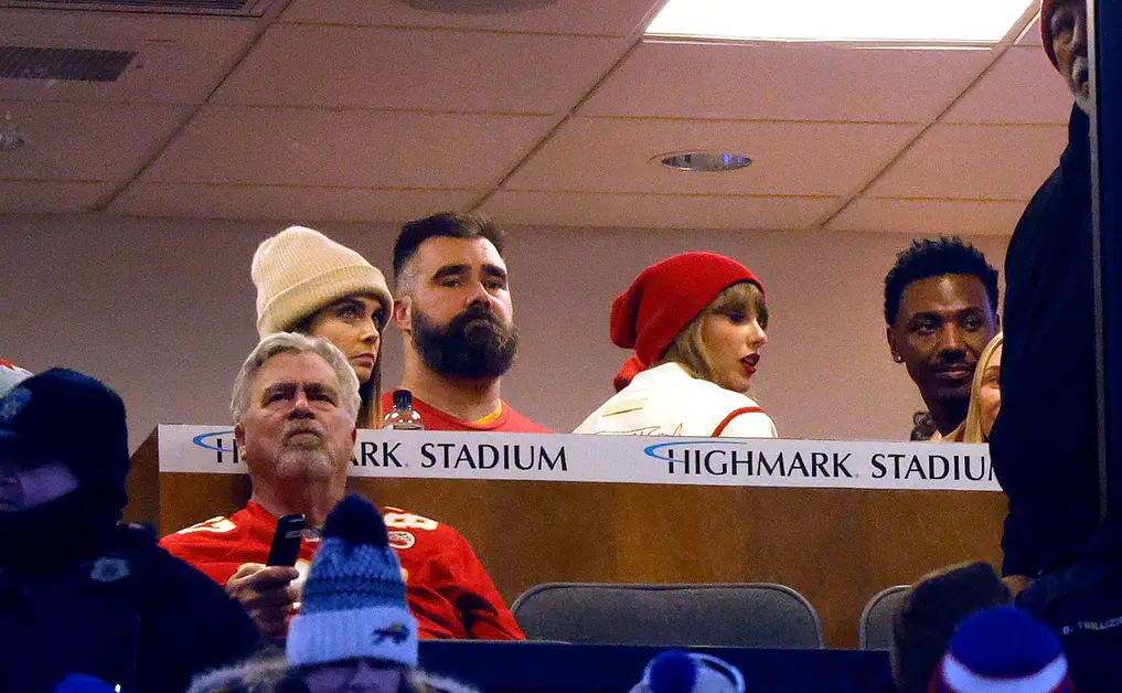 "Explain To Me Why": Taylor Swift, Jason Kelce Viral Photo Made Jason Kelce Explain Its Content 1 Jason Kelce, Taylor Swift