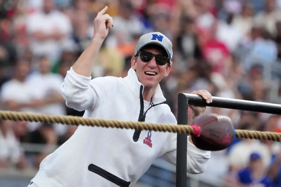 Eli Manning delivers powerful message to young QBs Giants rookie Jaxson Dart 1 Feb 2, 2025; Orlando, FL, USA; NFC coach Eli Manning reacts during the Tug of War event at the 2025 Pro Bowl Games at Camping World Stadium. Mandatory Credit: Kirby Lee-Imagn Images