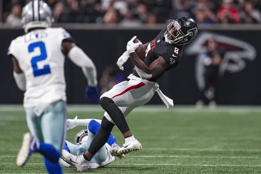 Kyle Pitts trade buzz grows as Falcons consider move 1 Nov 3, 2024; Atlanta, Georgia, USA; Atlanta Falcons tight end Kyle Pitts (8) breaks a tackle by Dallas Cowboys cornerback Trevon Diggs (7) during the first half at Mercedes-Benz Stadium. Mandatory Credit: Dale Zanine-Imagn Images