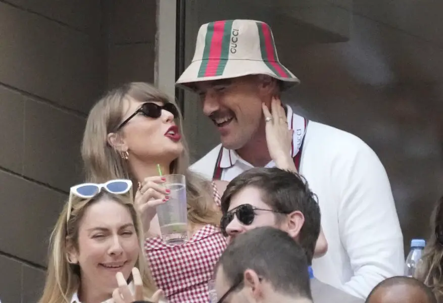 Taylor Swift steps back to let Travis Kelce shine during TEU surprise 1 Sep 8, 2024; Flushing, NY, USA; Recording artist Taylor Swift and Kansas City Chiefs tight end Travis Kelce talk during the men’s singles final of the 2024 U.S. Open tennis tournament at USTA Billie Jean King National Tennis Center. Mandatory Credit: Robert Deutsch-Imagn Images