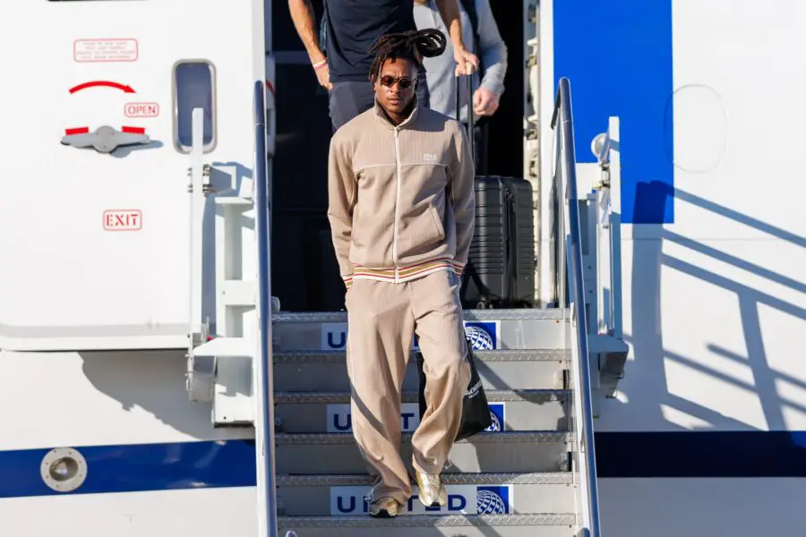 DeAndre Hopkins sends bold message for Ravens 1 Feb 2, 2025; Kenner, LA, USA; Kansas City Chiefs wide receiver DeAndre Hopkins (8) exits the plane after arriving at Louis Armstrong New Orleans International Airport. Mandatory Credit: Stephen Lew-Imagn Images
